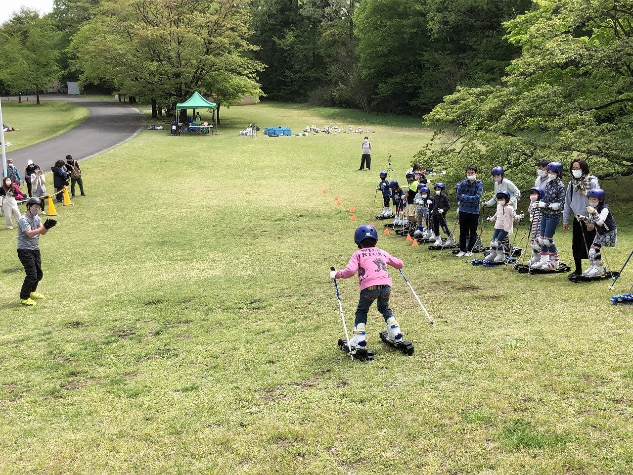 自然が豊かな武蔵丘陵森林公園ならではのアクティビティ「グラススキー」（5月3日～5日開催）