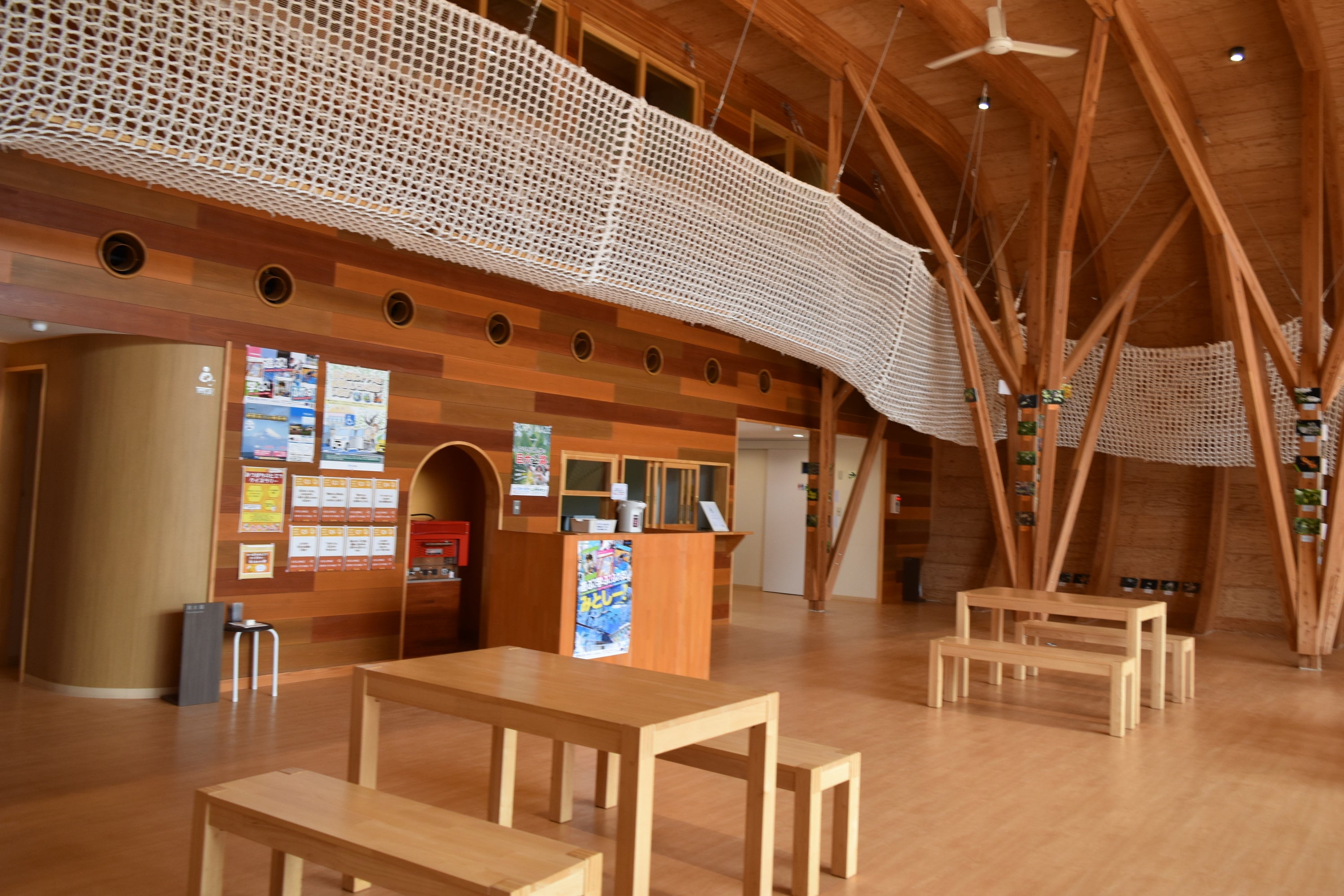 ネット渡りなど、多彩な遊びが連続した吹き抜け部分を回る「こどもアドベンチャー」