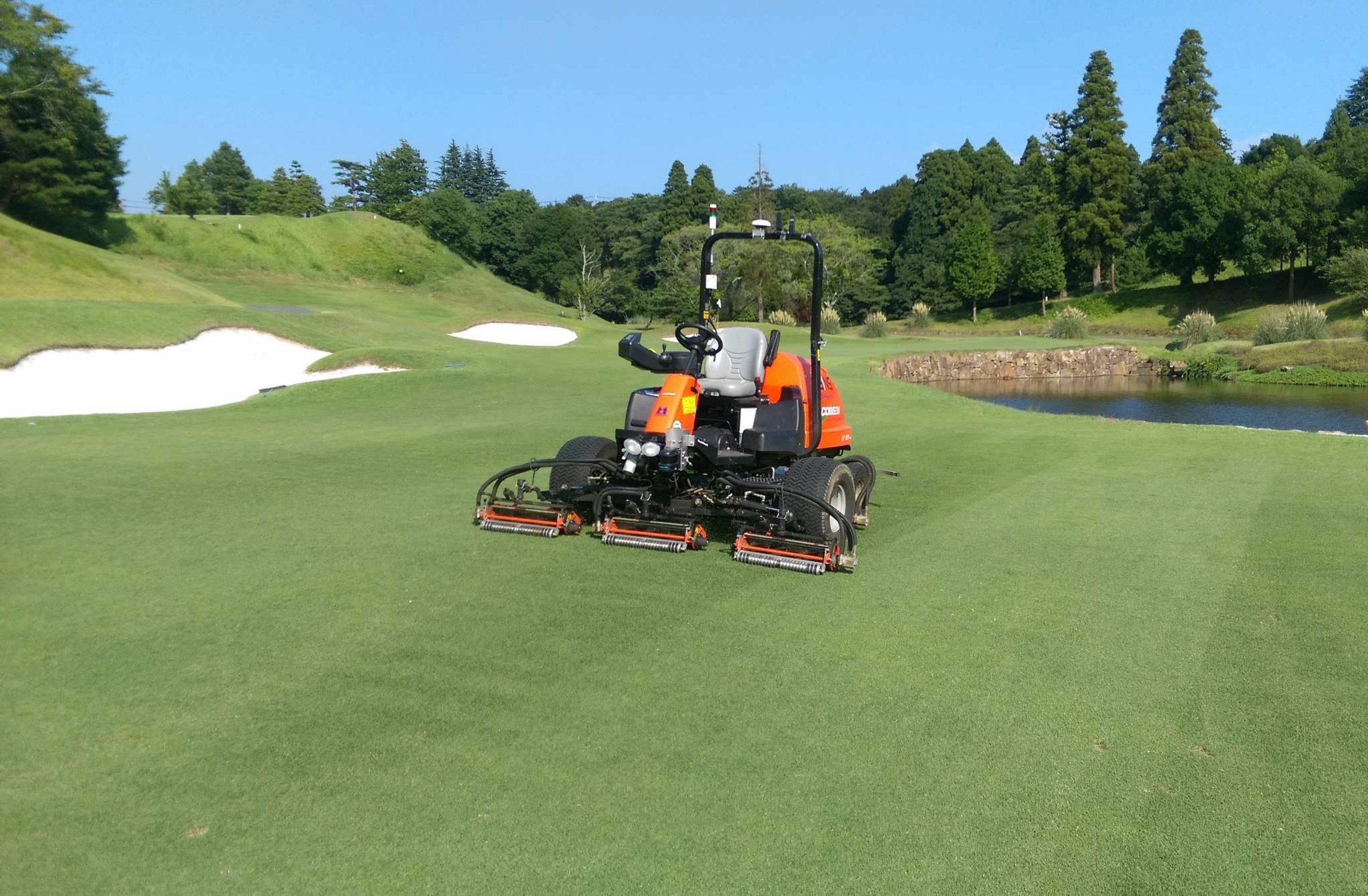 「I-GINS（アイジンズ）」を搭載した芝刈り機による管理の様子（※イメージ写真）