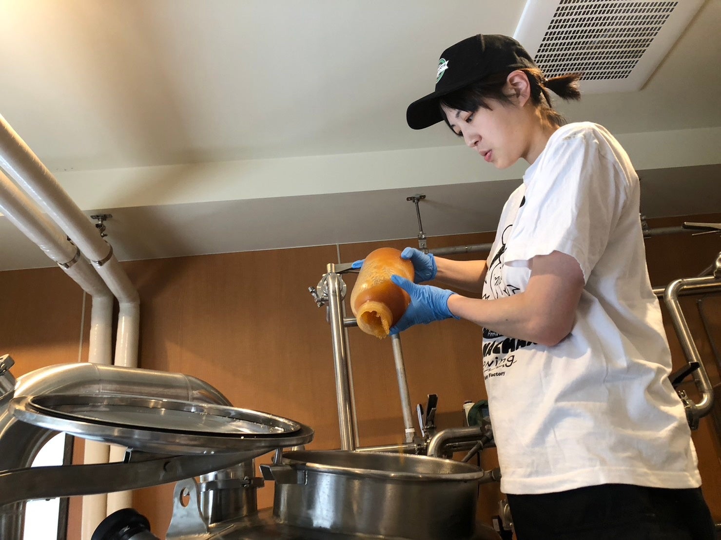 公園産はちみつを使った仕込みの様子