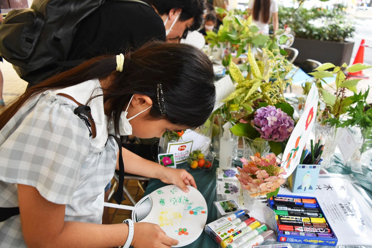 豊島区立南池袋公園で剪定した植物を実際に観察してうちわに描いていただきました