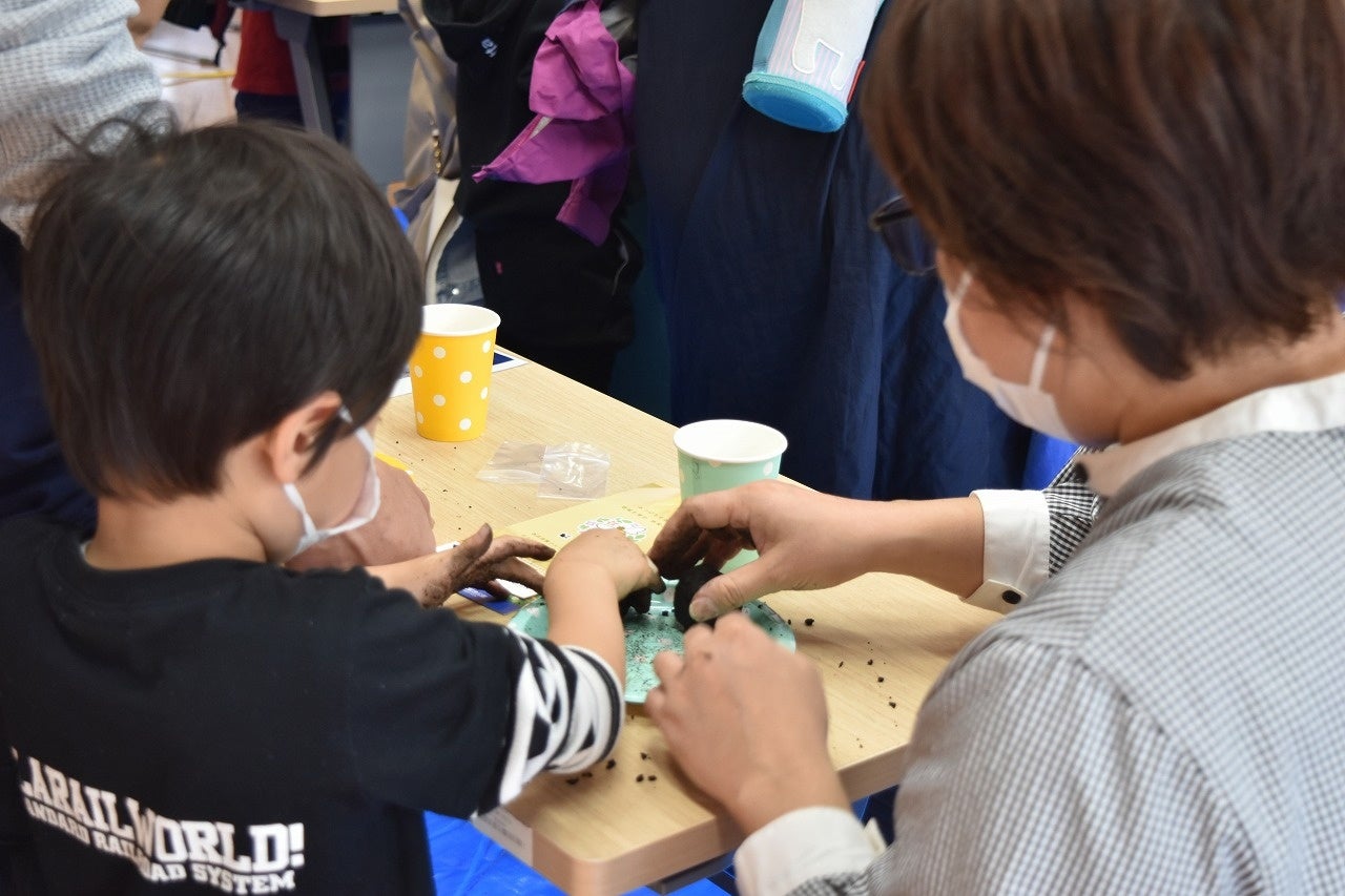 どろ遊び感覚で楽しい「たねダンゴ」づくり