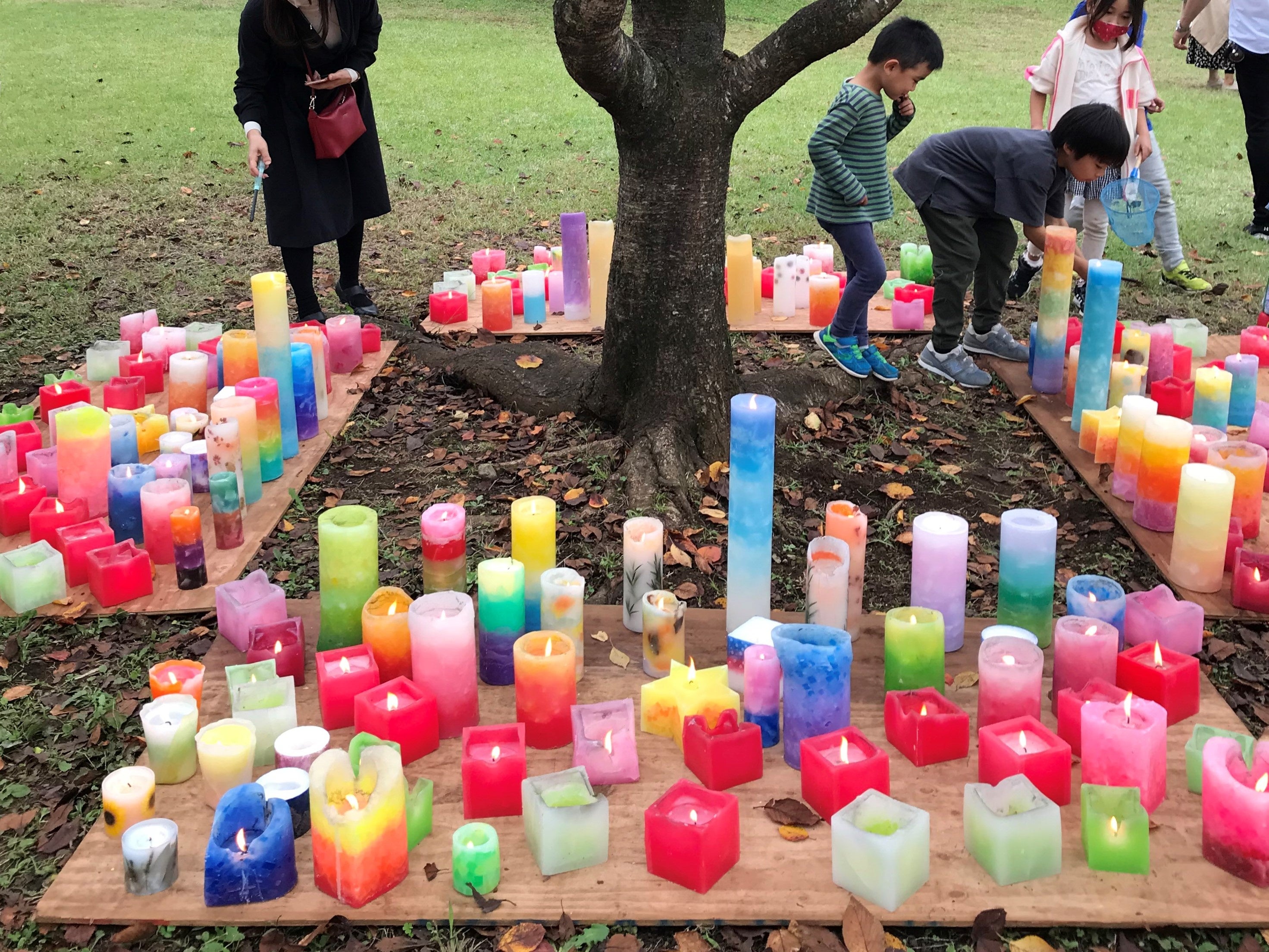 協力団体やボランティアの皆さんと一つずつ火を灯す「キャンドルナイト」を実施