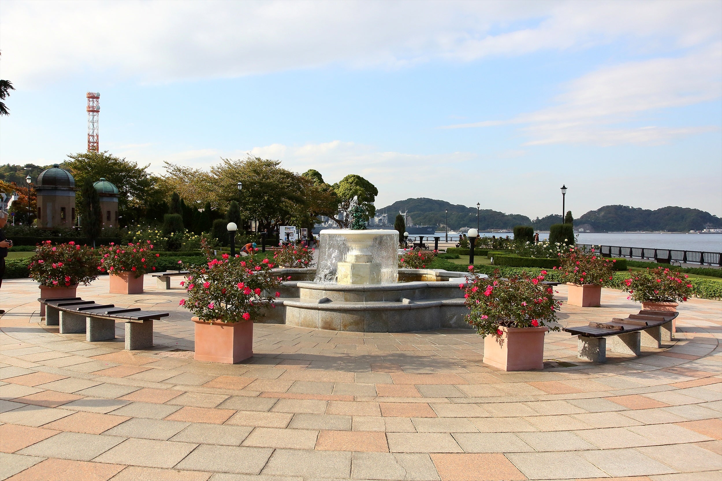 噴水の吹き出し口にもバラがあしらわれています