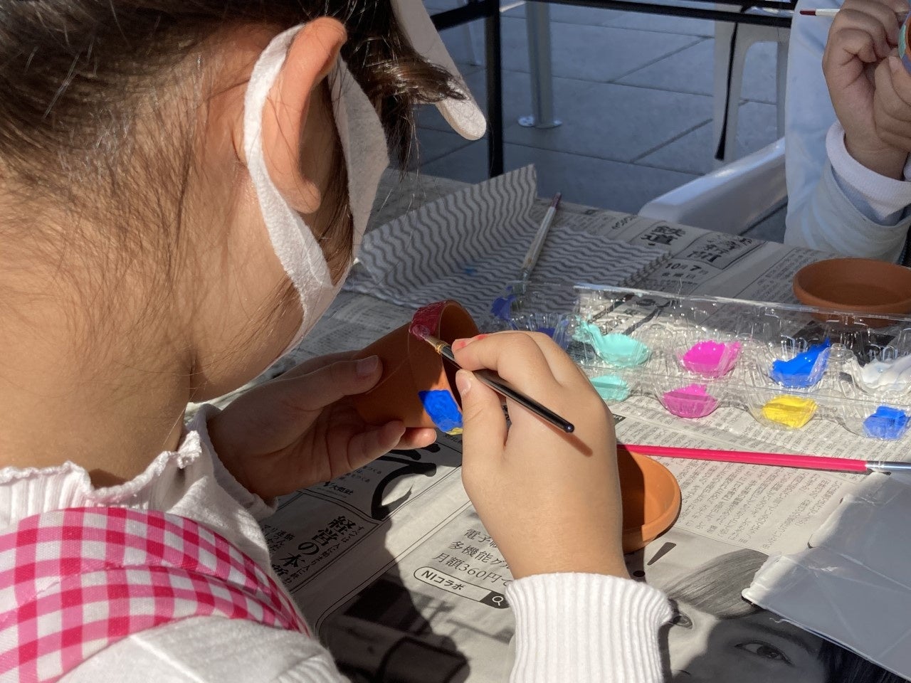 卵の空き容器をパレットにして、鉢にペインティング