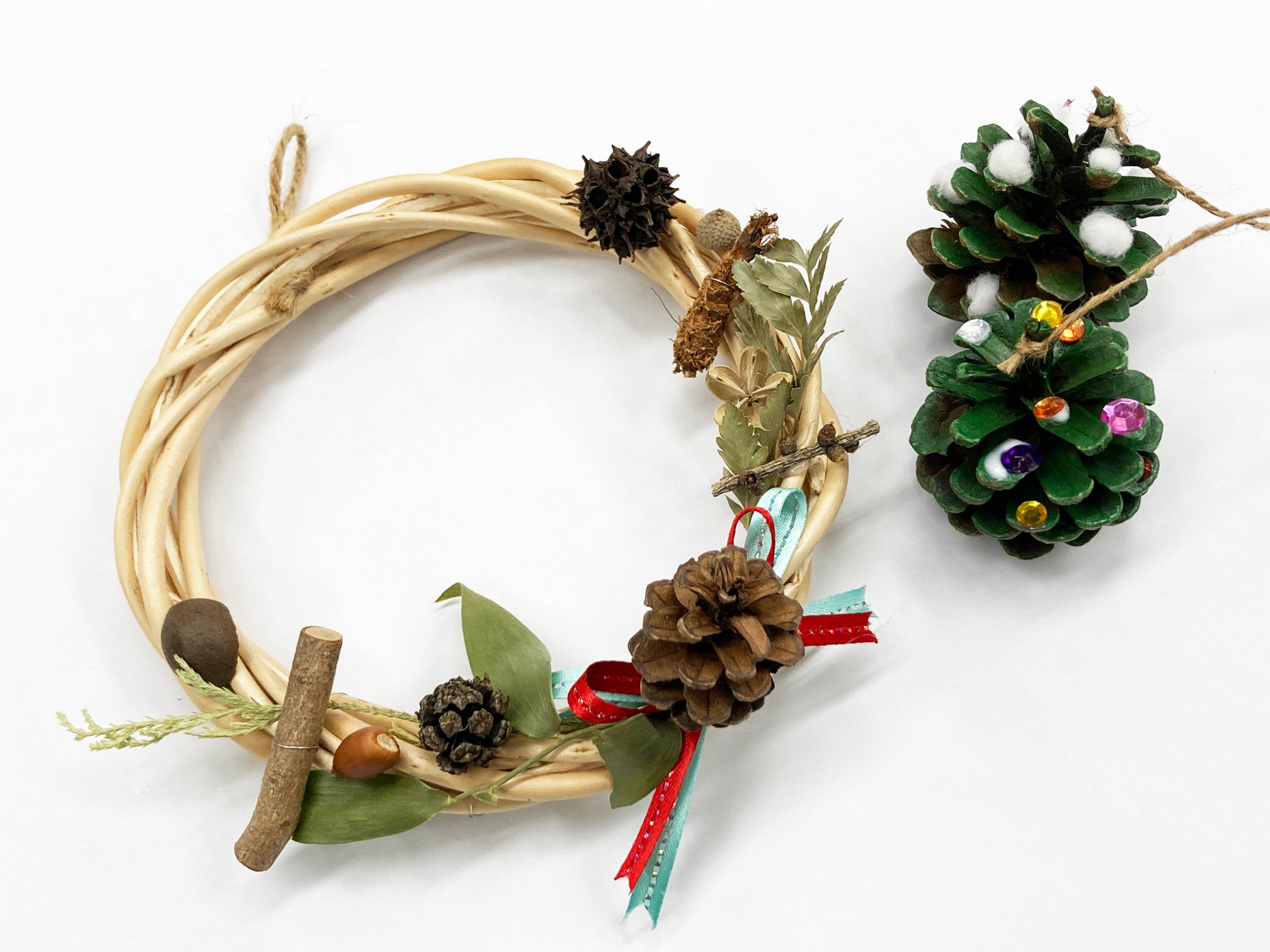 公園の植物管理で発生した剪定枝や木の実を再利用してリースやミニツリーなど「クリスマスの飾り」を作ります（作品イメージ）