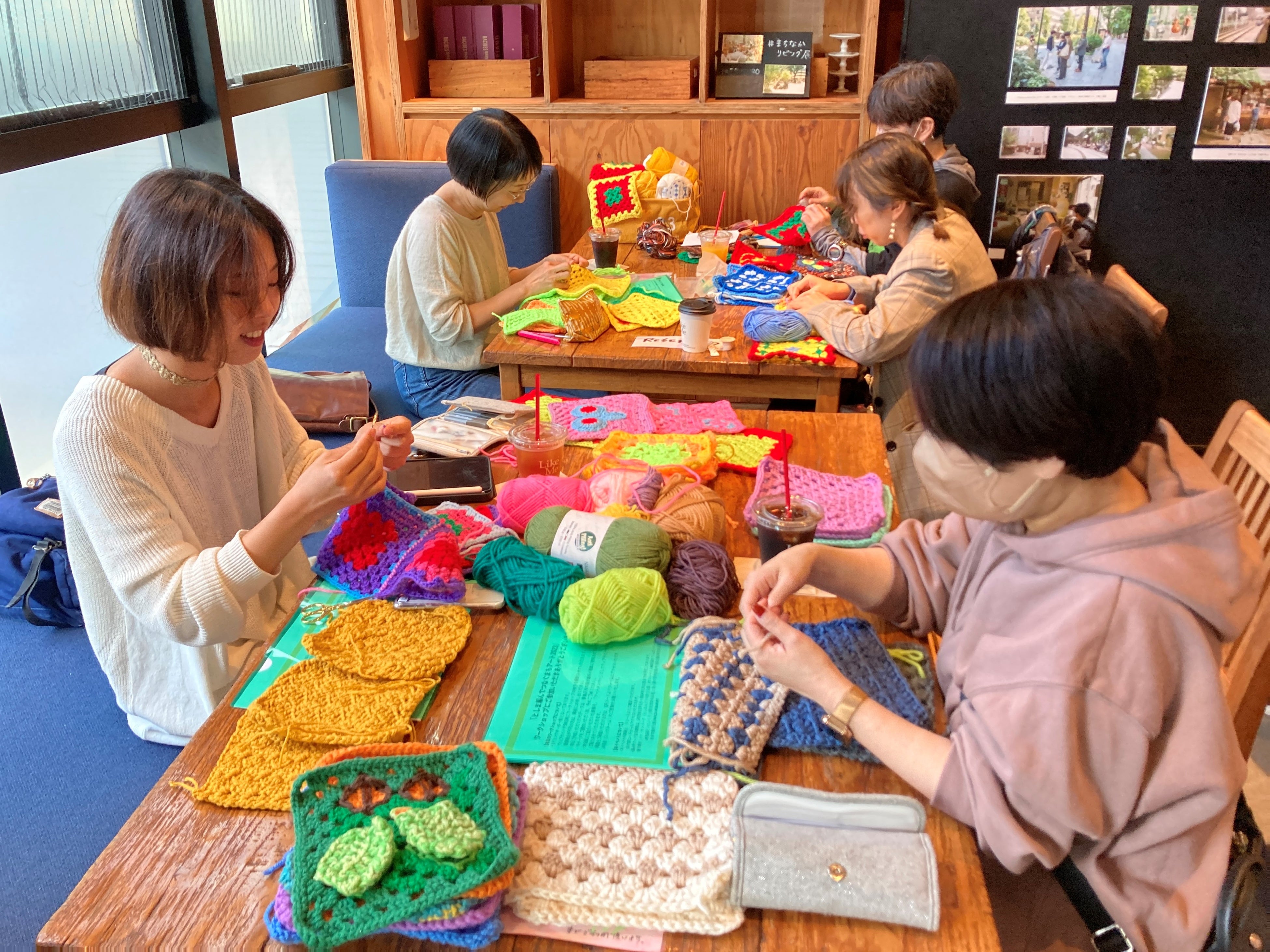 【つなぎ合わせ】配色や大きさを考えながら、モチーフをつなぎ合わせました