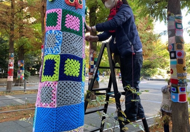 公園の木々にニットアートを飾りつけます ※イメージ
