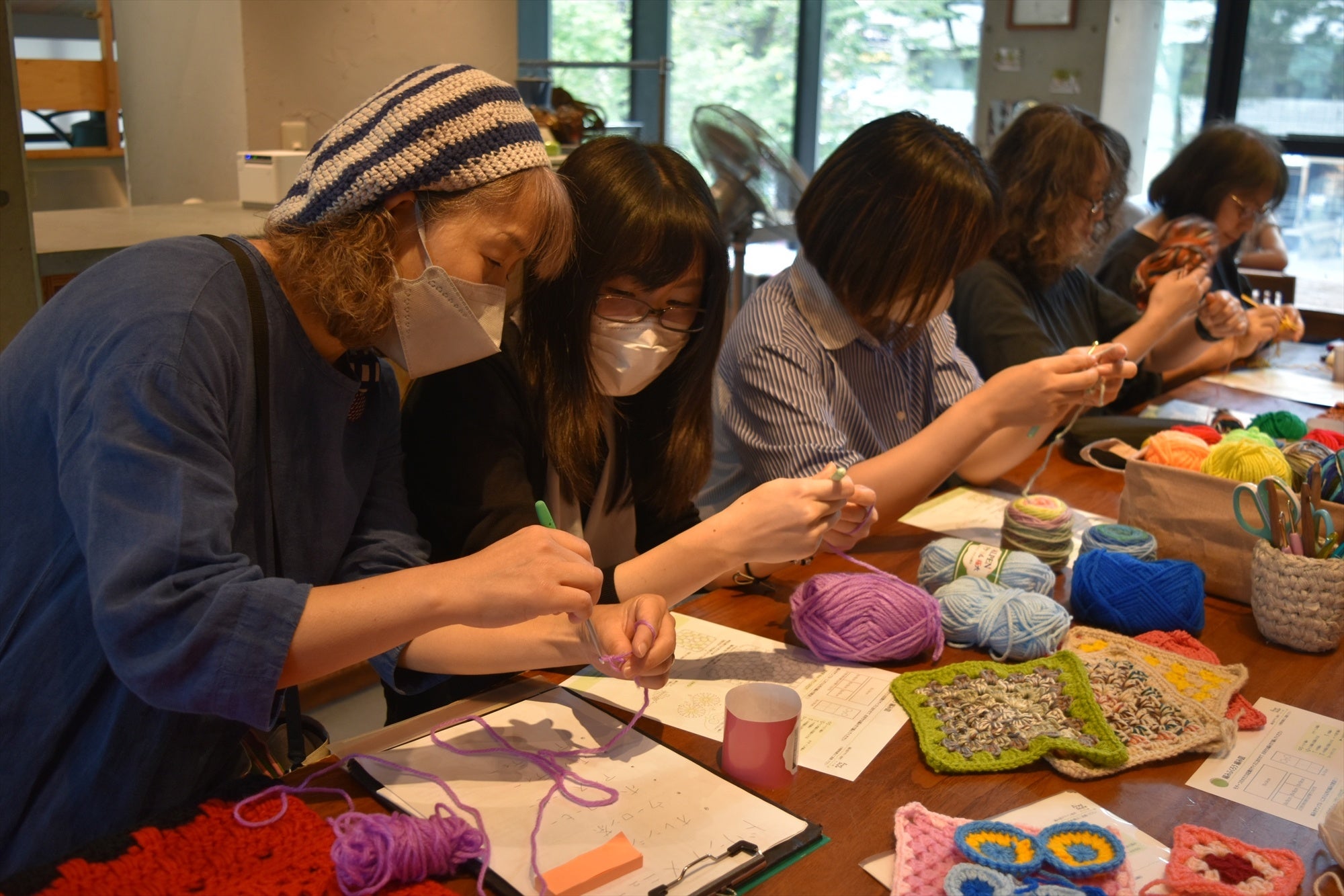 【モチーフ編み】講師によるレクチャーで初めての方、ブランクがある方も楽しく編めるようになりました