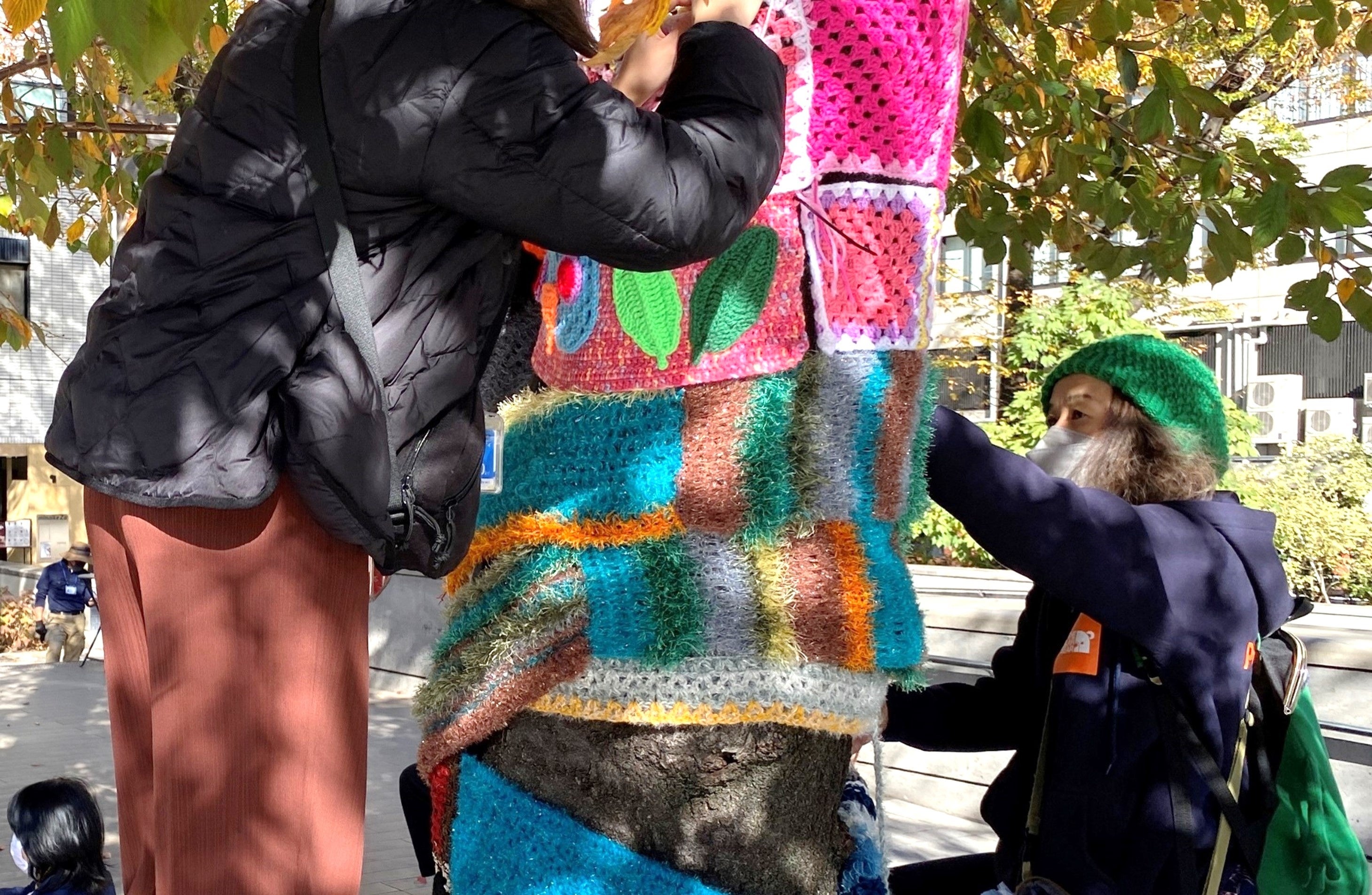 豊島区立南池袋公園の木々にニットアートを飾り付けるワークショップを開催　※2022年実施の様子