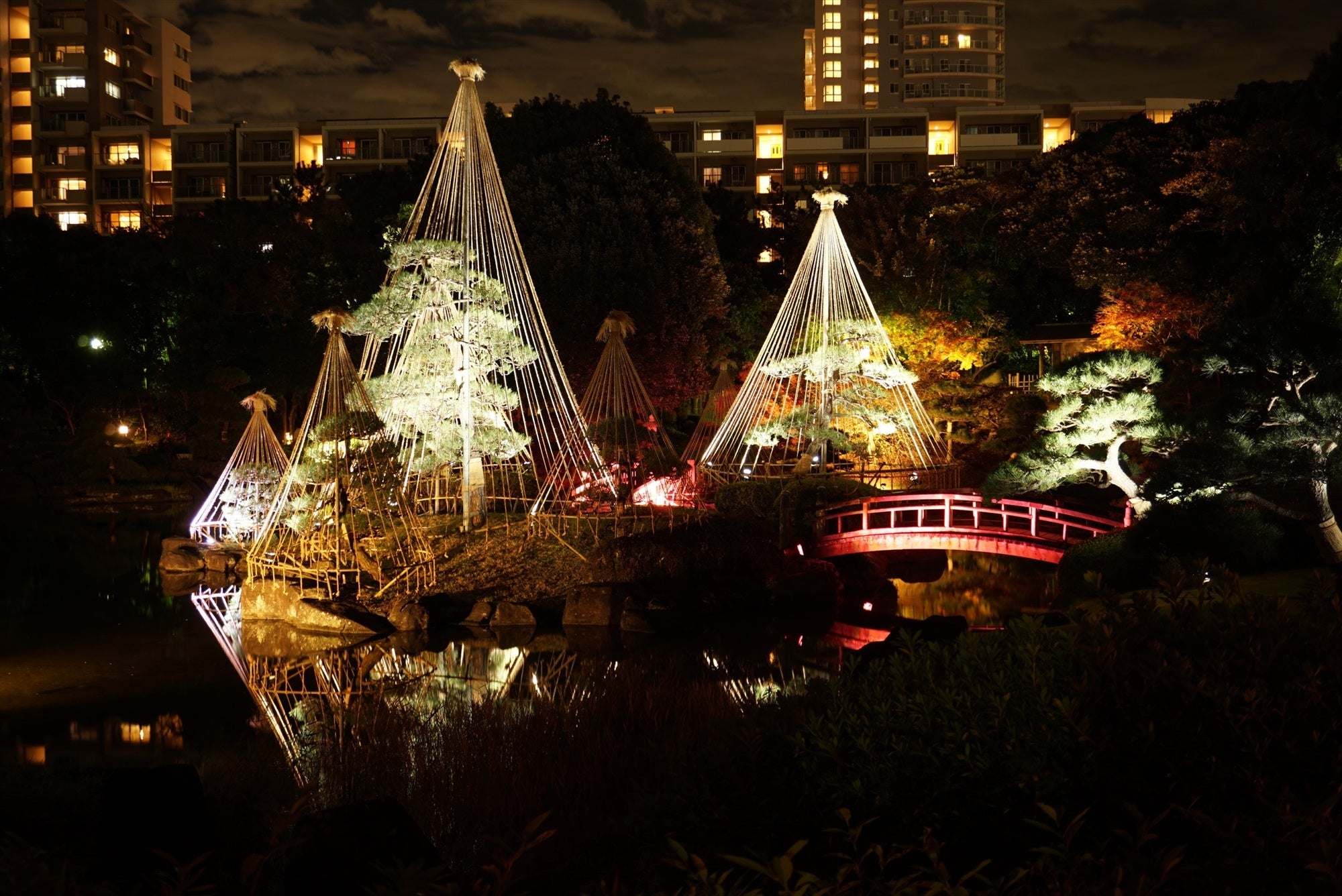 日本庭園『見浜園（みはまえん）』のライトアップイベント「灯ろうまつり」（千葉県立幕張海浜公園）