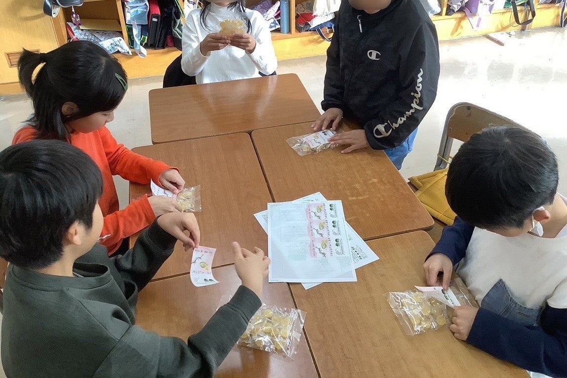 組ごとにパッケージを考え、ラベルを一枚一枚貼りました