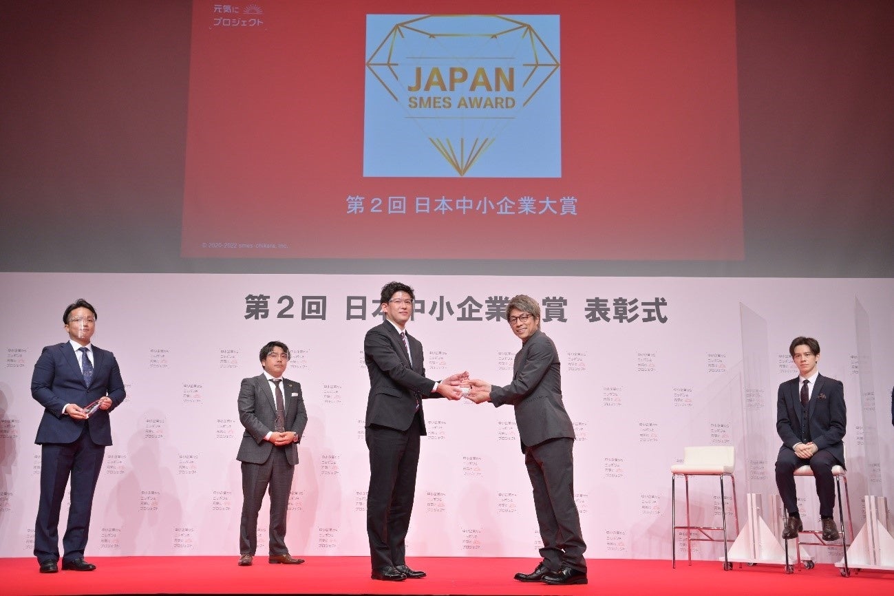 中央左：末永岳さん　中央右：田村淳さん