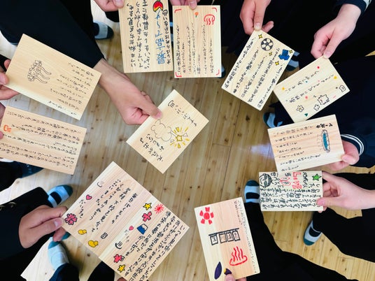 玉川温泉と武甲温泉にて、卒業生から地域の方へ感謝を書いたヒノキをお風呂に浮かべる「卒業ありがとう風呂」を開催します。 玉川温泉と武甲温泉にて、卒業生から地域の方へ感謝を書いたヒノキをお風呂に浮かべる「卒業ありがとう風呂」を開催します。