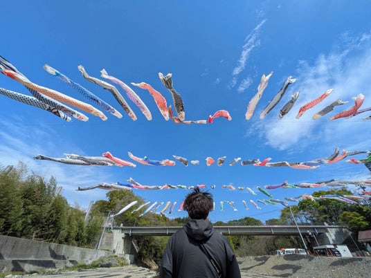 約180匹の鯉のぼりが目の前を泳ぐゴールデンウィークの「秩父湯元 武甲温泉」は、縁日やドラム缶風呂、ビンゴ大会など毎日イベントを開催 約180匹の鯉のぼりが目の前を泳ぐゴールデンウィークの「秩父湯元 武甲温泉」は、縁日やドラム缶風呂、ビンゴ大会など毎日イベントを開催