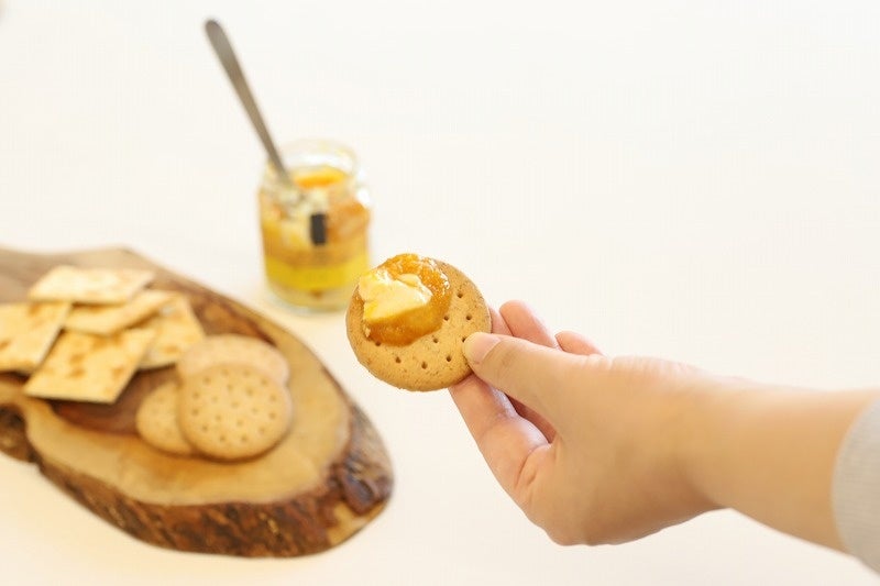 クラッカーに載せて