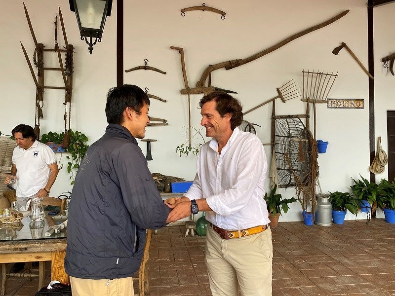 久しぶりに顔を合わせ、再会を喜ぶ 栽培責任者・井上とルケ家7代目園主・ マニュエルさん