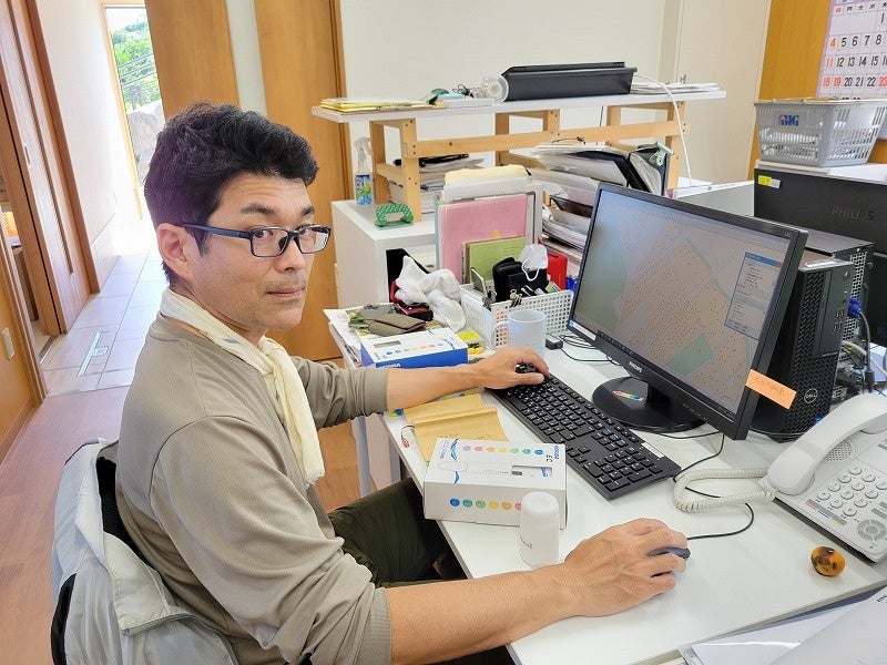 樹木医・小田　机にあるのは、土壌を解析して土のレシピを作るためのキット