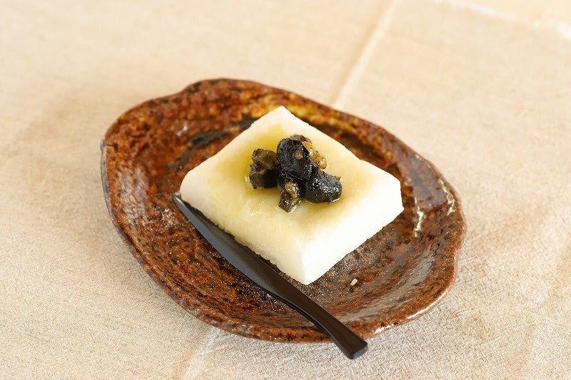 焼いたお餅に。お餅はお腹を温め、腸によいオリーブオイルと相性抜群。黒豆の甘みとオリーブ葉のほのかな苦みで一層味わい深くなる。