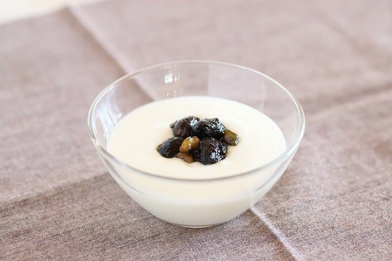 ヨーグルトに。サラッとしているので意外にもよく合い、黒豆・抹茶と合わせることでタンパク質も取れ、体にも嬉しい組み合わせ。