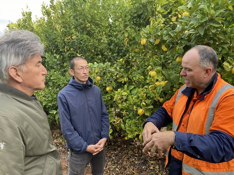▲熱い想いを語るレモン農家・ マイケルさん