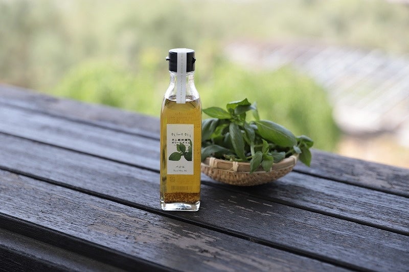 ▲長年作り続けてきた「バジルオリーブオイル」。これをヒントに生の葉を炊く新商品を開発しました。