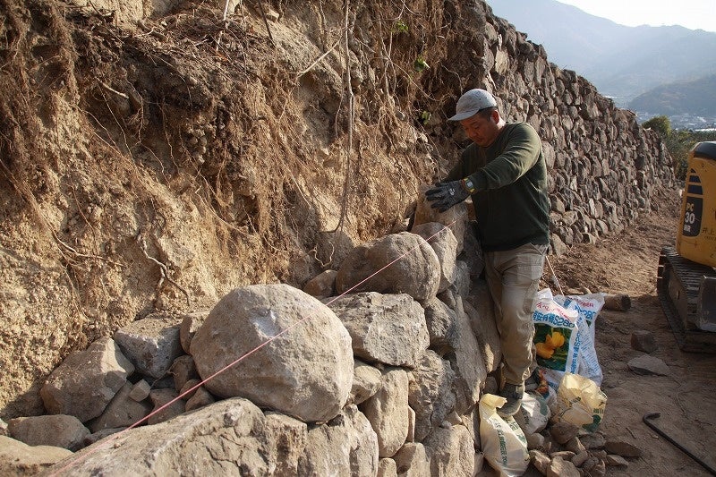 ▲小豆島にある耕作放棄地を開墾し、石垣を作っています。