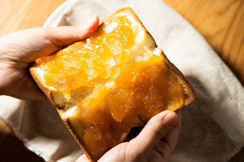 パンに塗ってから焼くと アップルパイのようなおいしさに