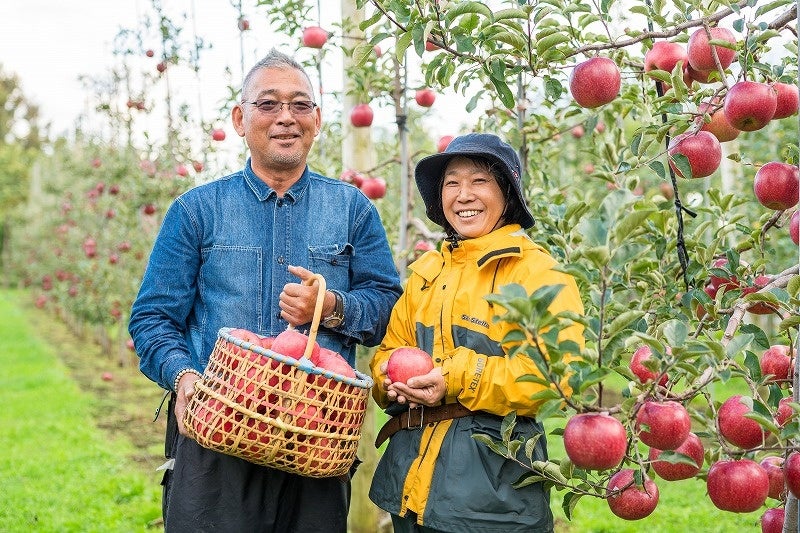 農家・櫻庭さん　袋掛けをしない「無袋栽培」で太陽の光をいっぱい浴びたりんごは、自然な甘みとやさしい食感が魅力です。