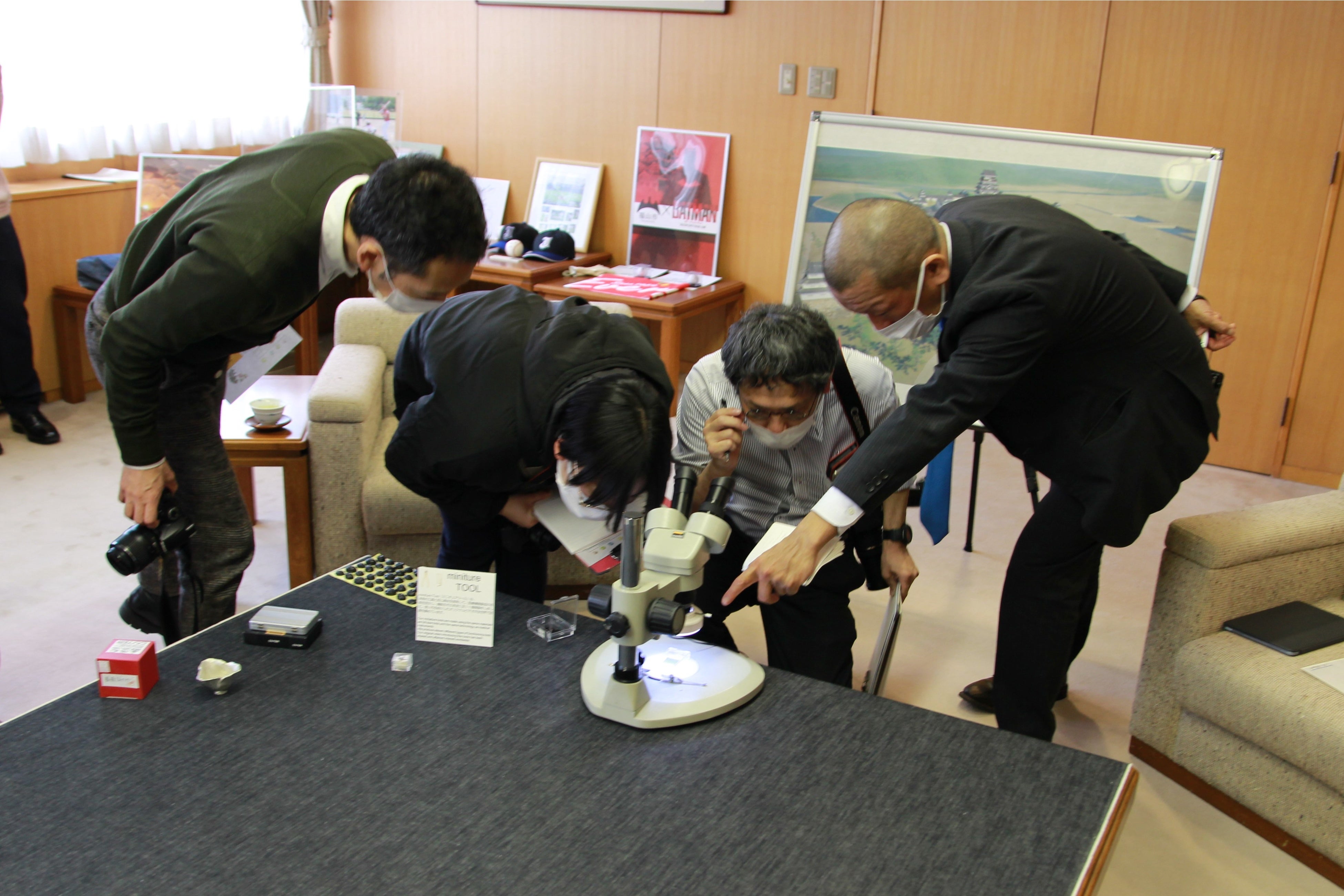 あまりの小ささに翻弄されるメディアの方々