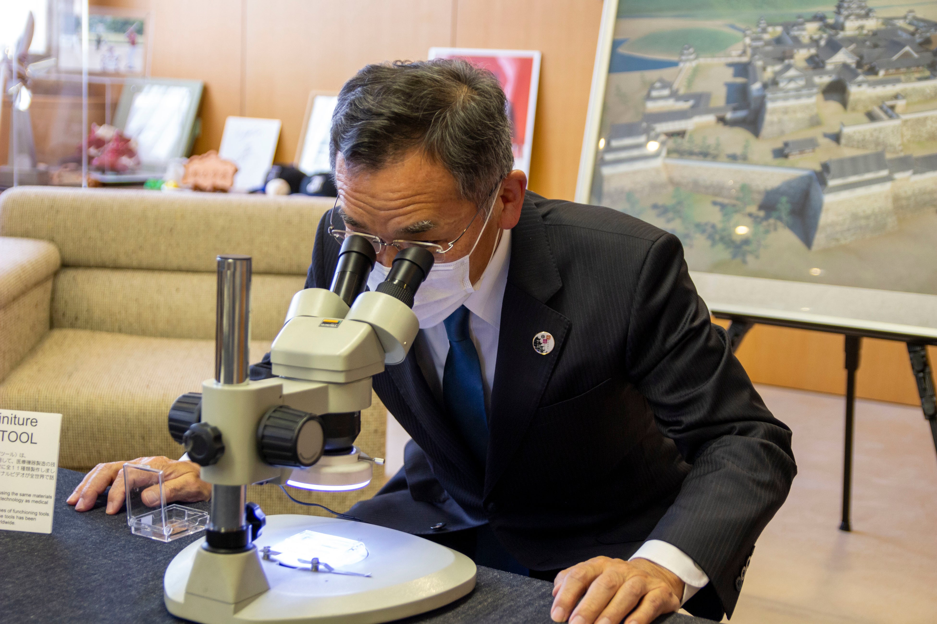 贈呈した福山城を探す枝広直幹福山市長