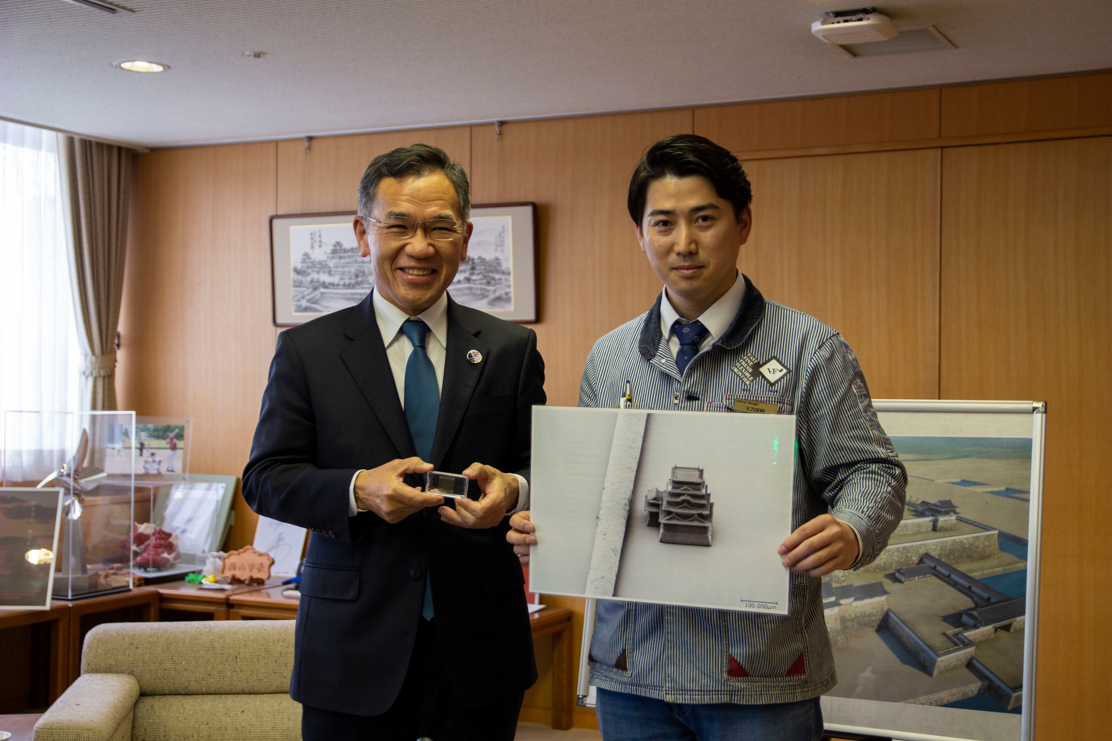 世界最小福山城の贈呈式の様子(左：福山市 枝広直幹市長　右：キャステム 戸田有紀取締役)