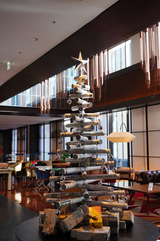 新聞社の記憶が残る銀座に“新聞”と“文字”をテーマにしたアートなクリスマスツリーが登場 新聞社の記憶が残る銀座に“新聞”と“文字”をテーマにしたアートなクリスマスツリーが登場