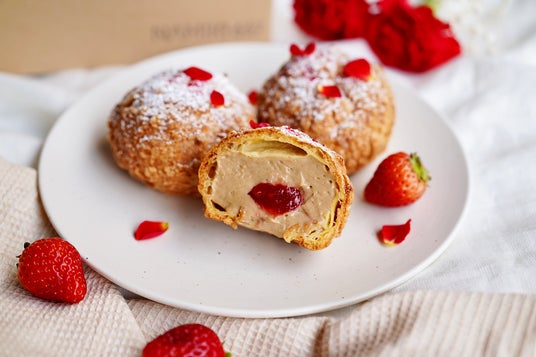 母の日に贈る“食べられる花束”ホテルメイドの香り豊かな「紅茶とバラのシュークリーム」 母の日に贈る“食べられる花束”ホテルメイドの香り豊かな「紅茶とバラのシュークリーム」