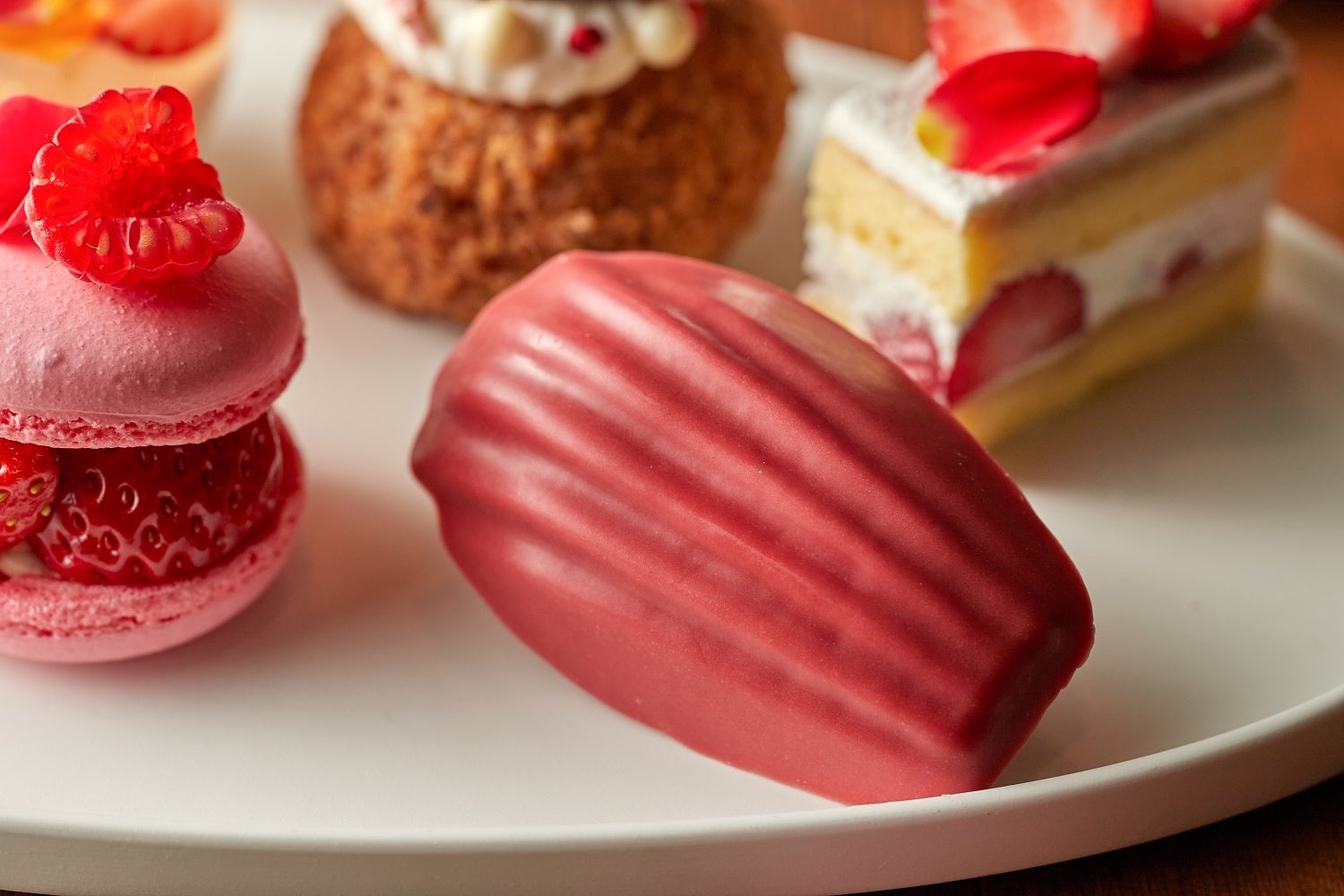 苺とバラのマドレーヌ