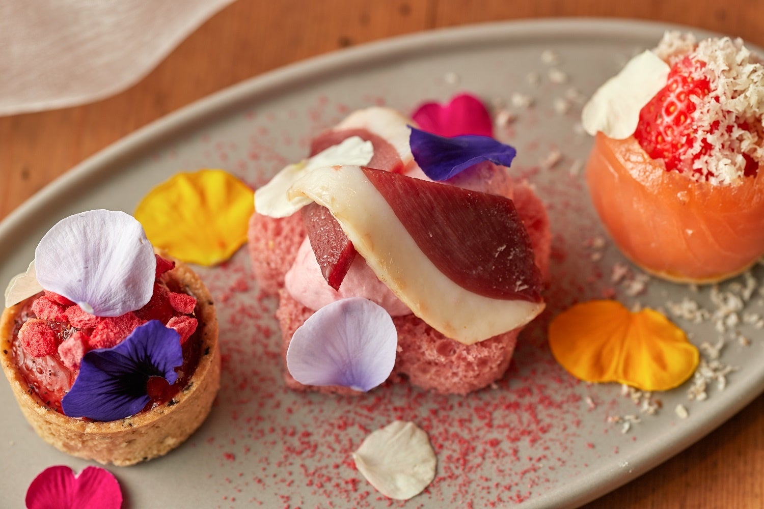 苺のムースと鴨の生ハムのオープンサンドイッチ