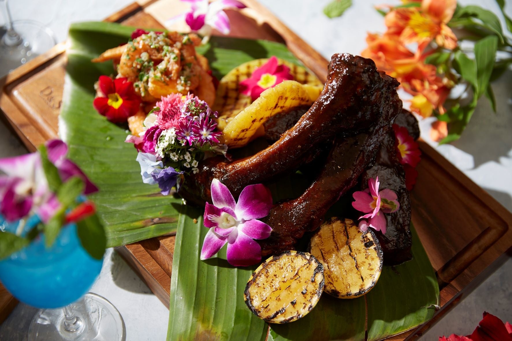 国産豚スペアリブのオーブン焼きTokyoバーベキューソース　　　　　　　　　　　　　　　　　　　　　　　　　　　　　　　　　　　　　　　　      スパイス風味のパイナップルグリル