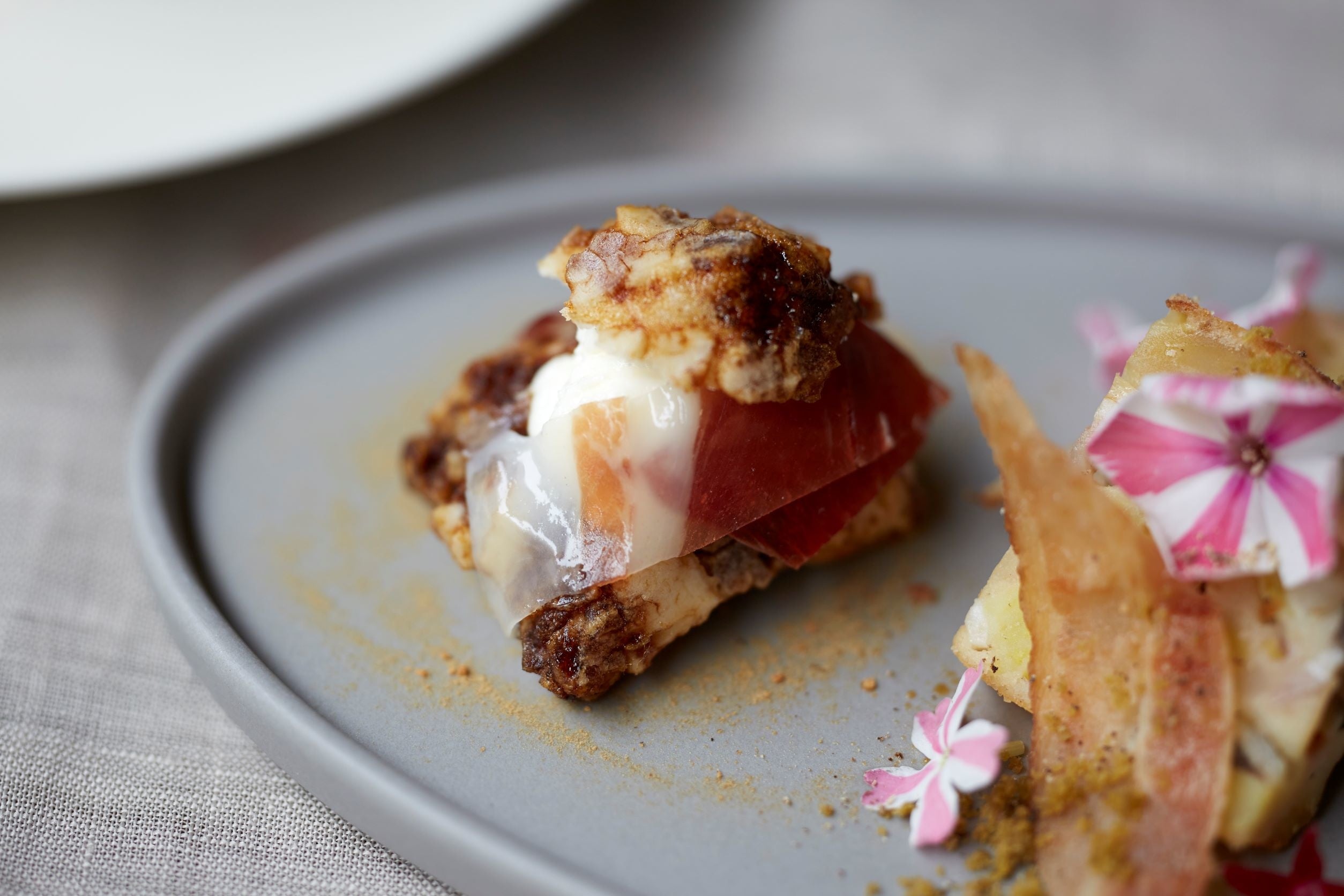 松崎煎餅「ぬれおかき」とイベリコ豚の生ハム 北海道産マスカルポーネチーズ