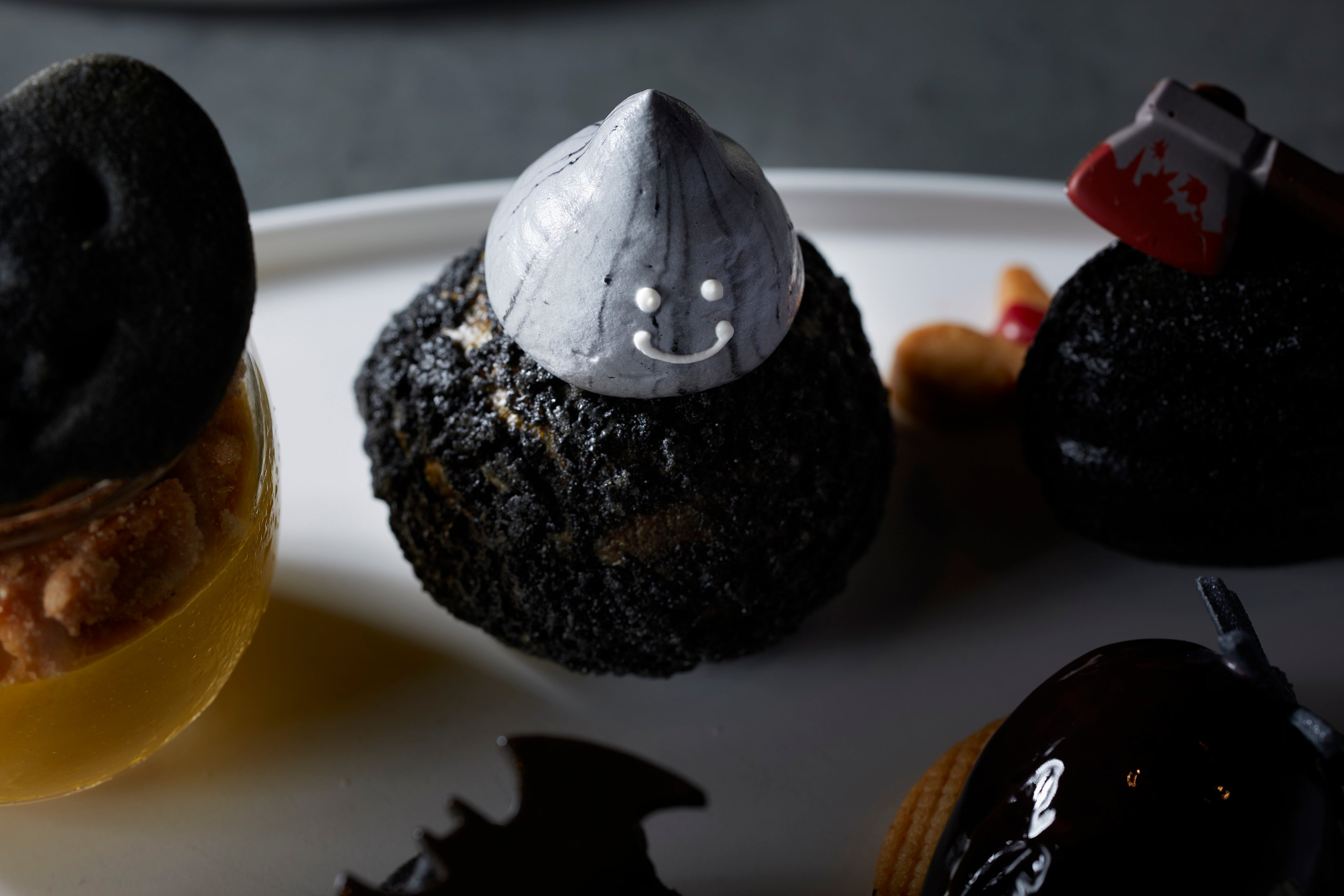 真っ黒おばけシュークリーム