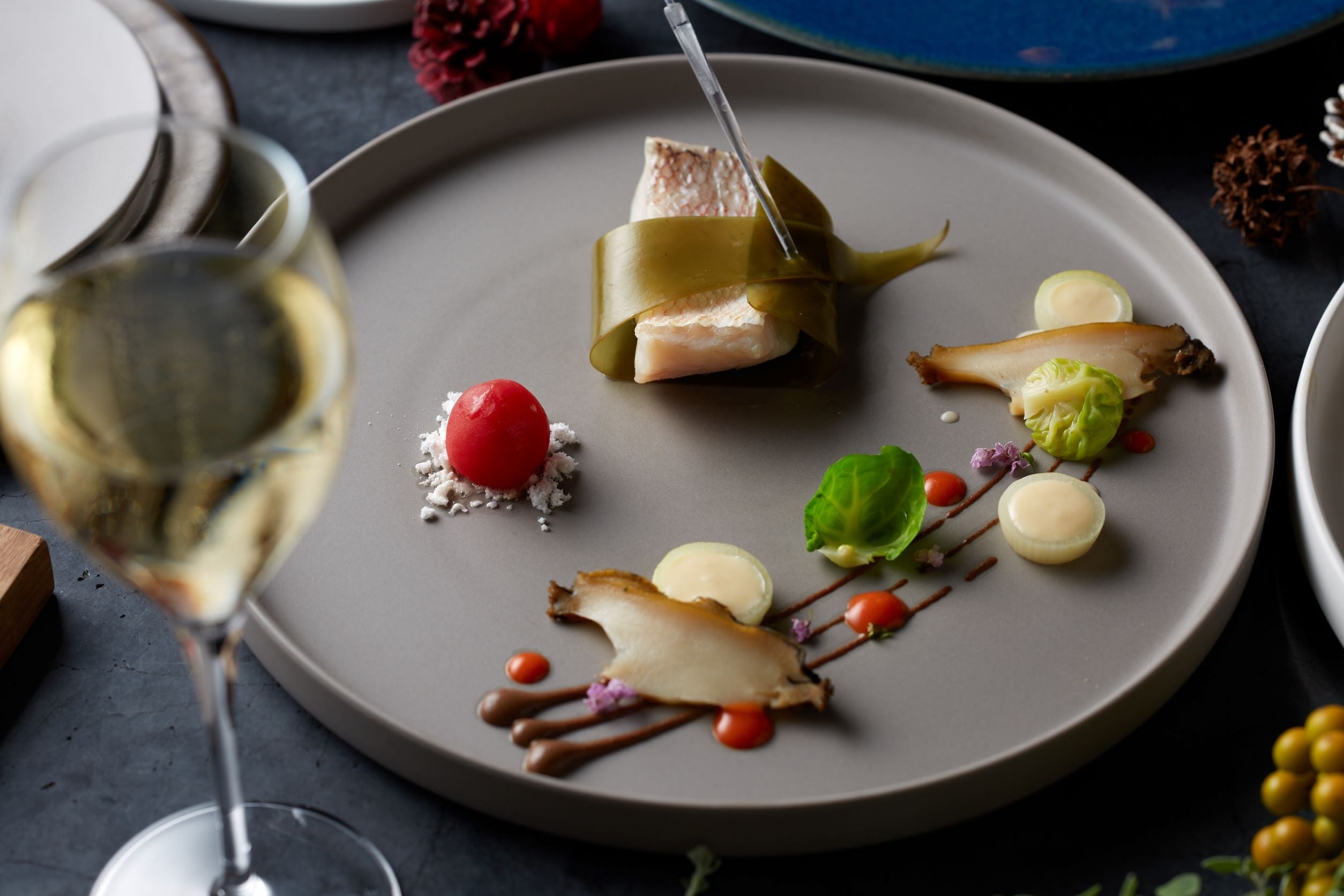 甘鯛の昆布包み 白ワイン蒸し 蝦夷鮑 柚子のブールブランソース トマトクーリ