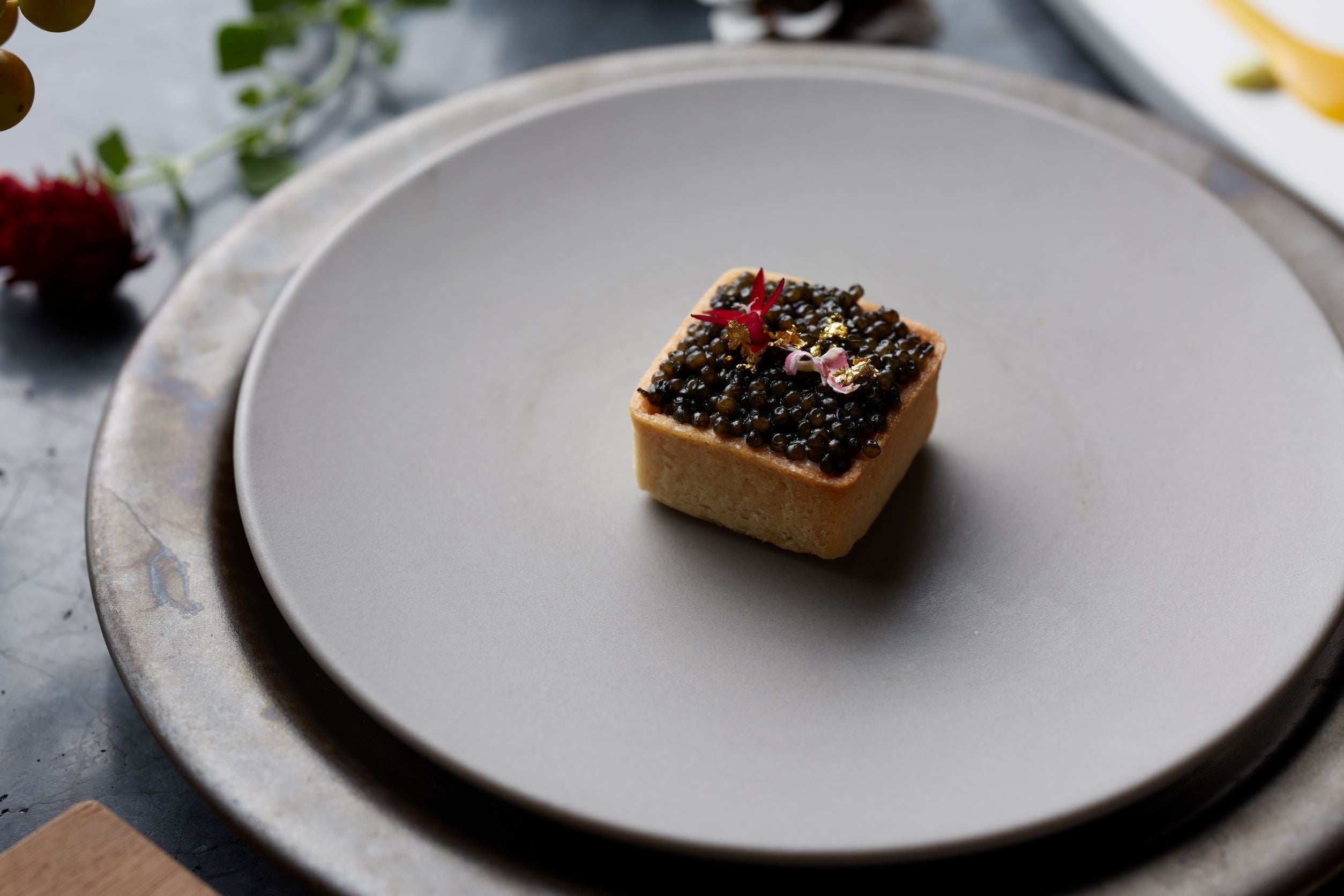キャビアとサーモンのタルト エディフルフラワー