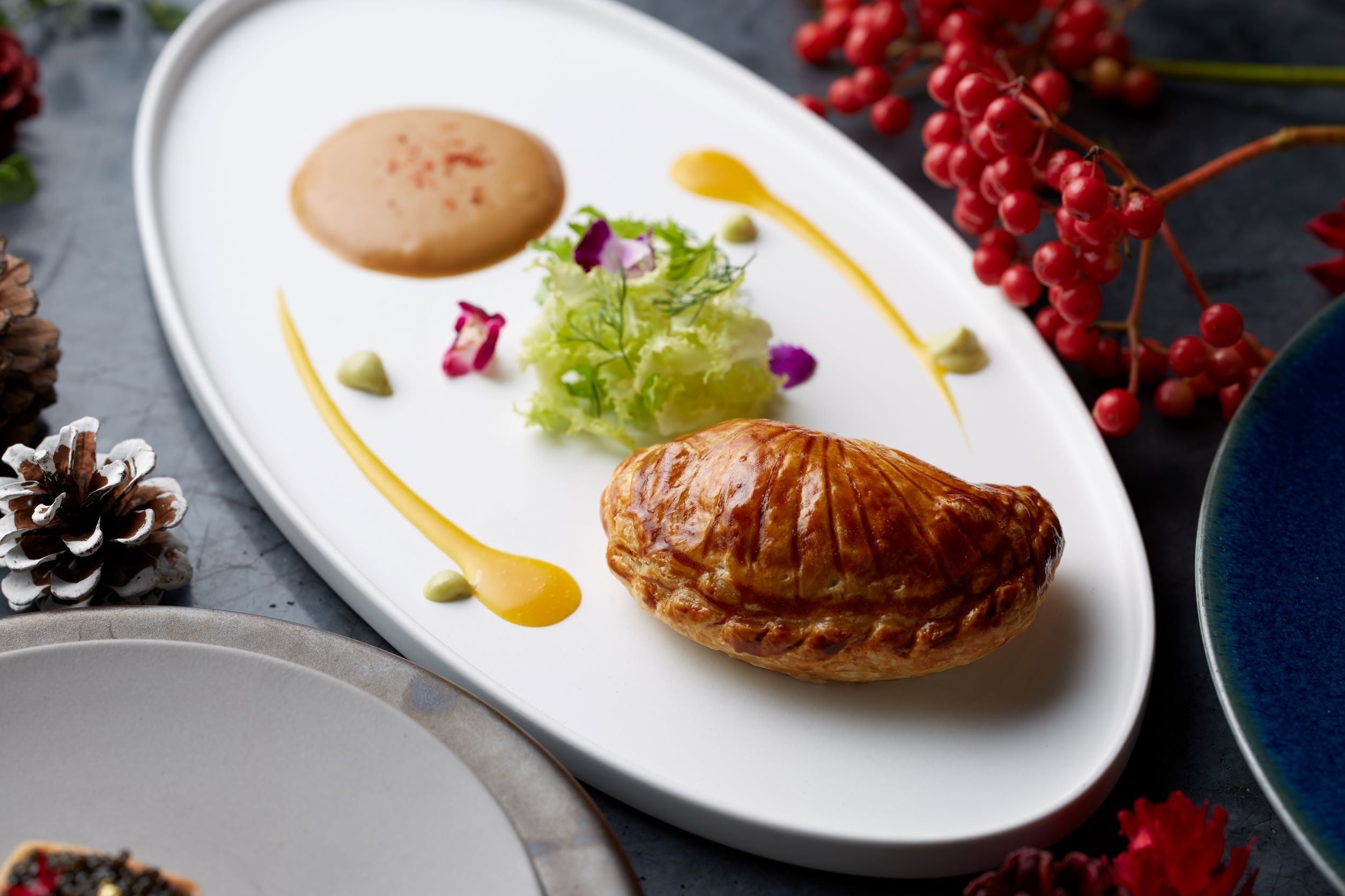 フランス産ロブスターのパイ包み ビスクのムース オレンジ