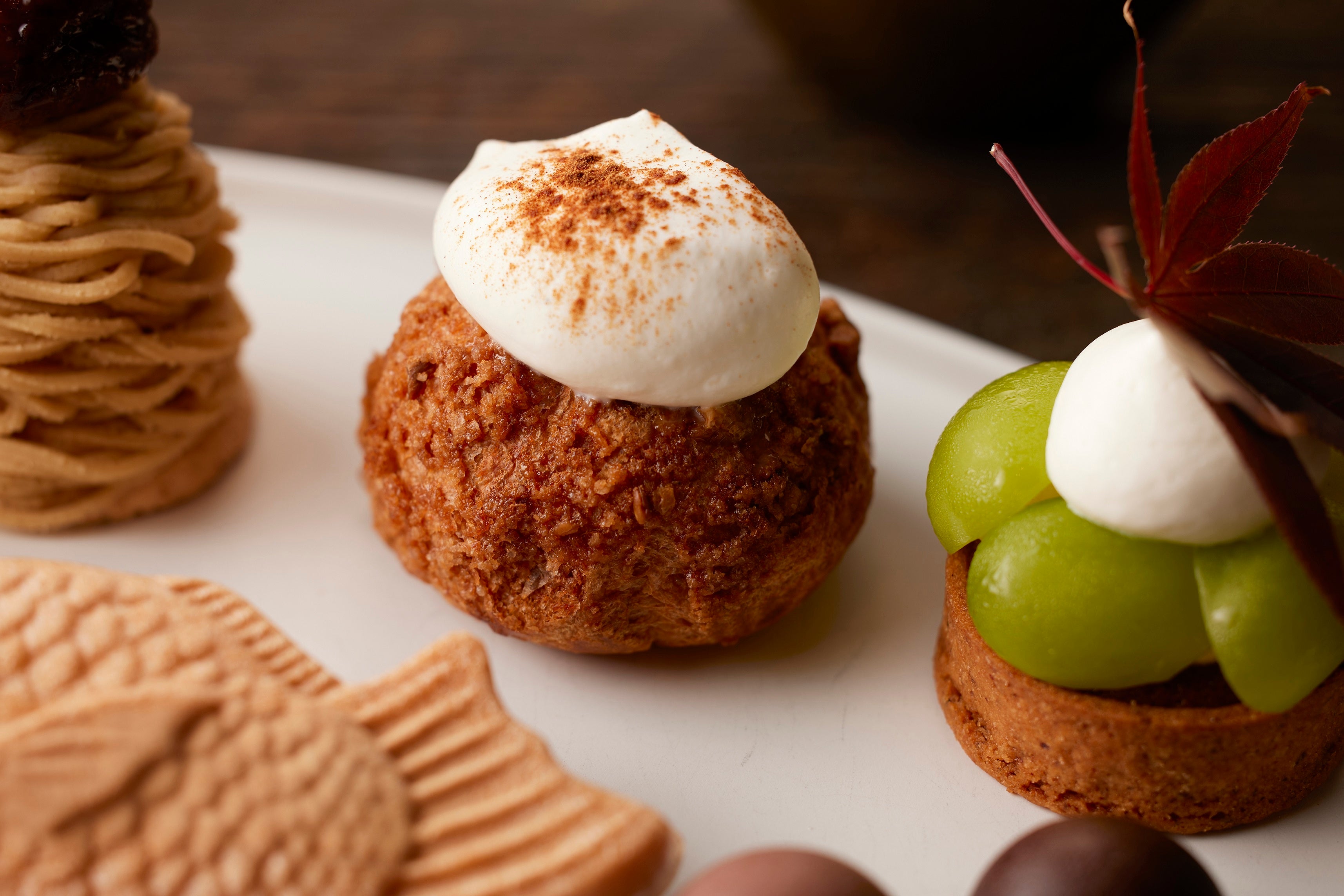 空き瓶　サントリーブランデー【九谷焼 蕪型紅地黄彩犬遊文】木箱、台座、巾着袋付き 空き瓶 サントリーブランデー【九谷焼 蕪型紅地黄彩犬遊文】木箱