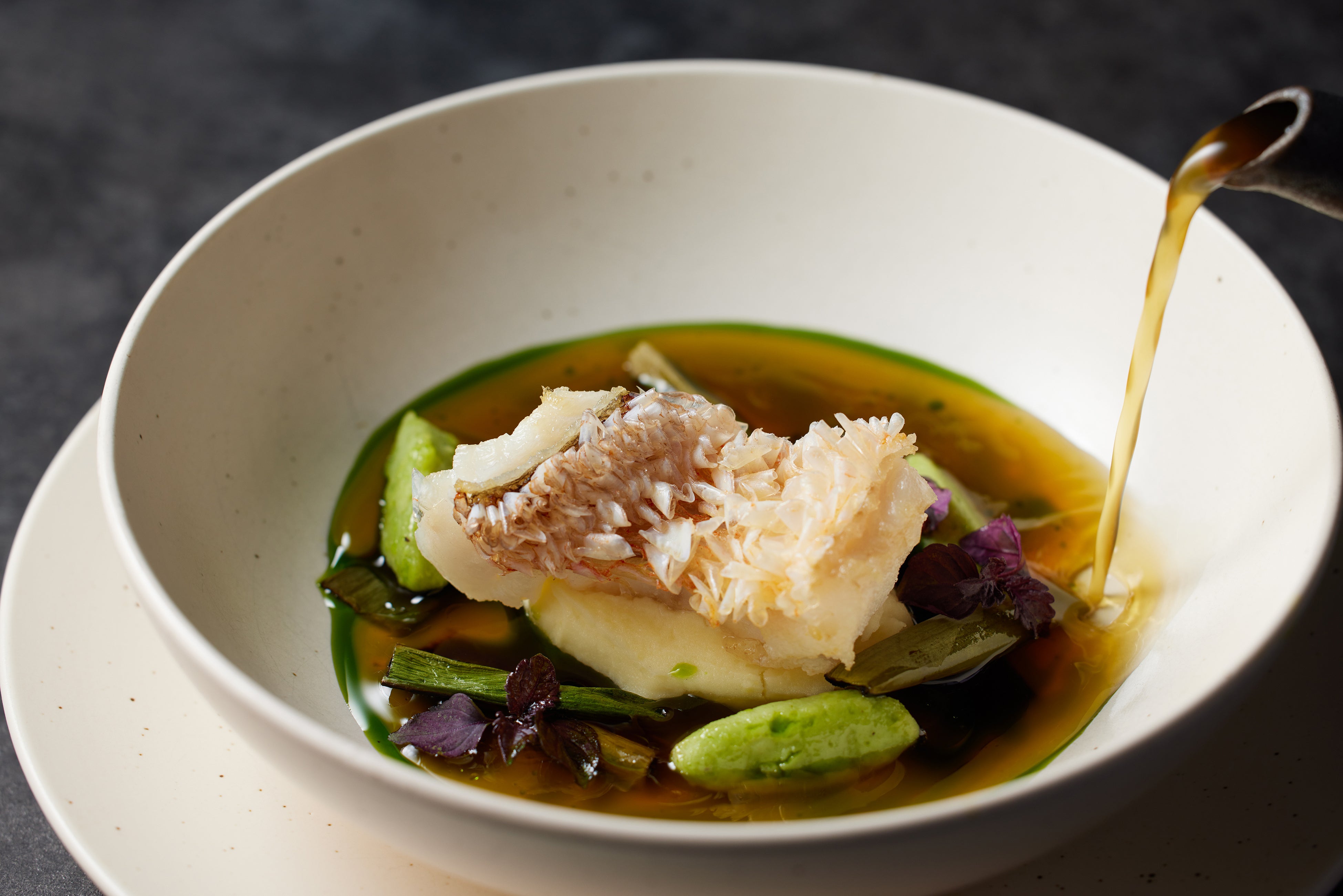 甘鯛の鱗焼き 牛脂と九条ネギのクネル  和牛コンソメ エストラゴンヴィネガー