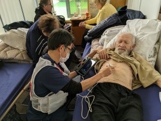 ウクライナ避難民の診察をする稲葉医師