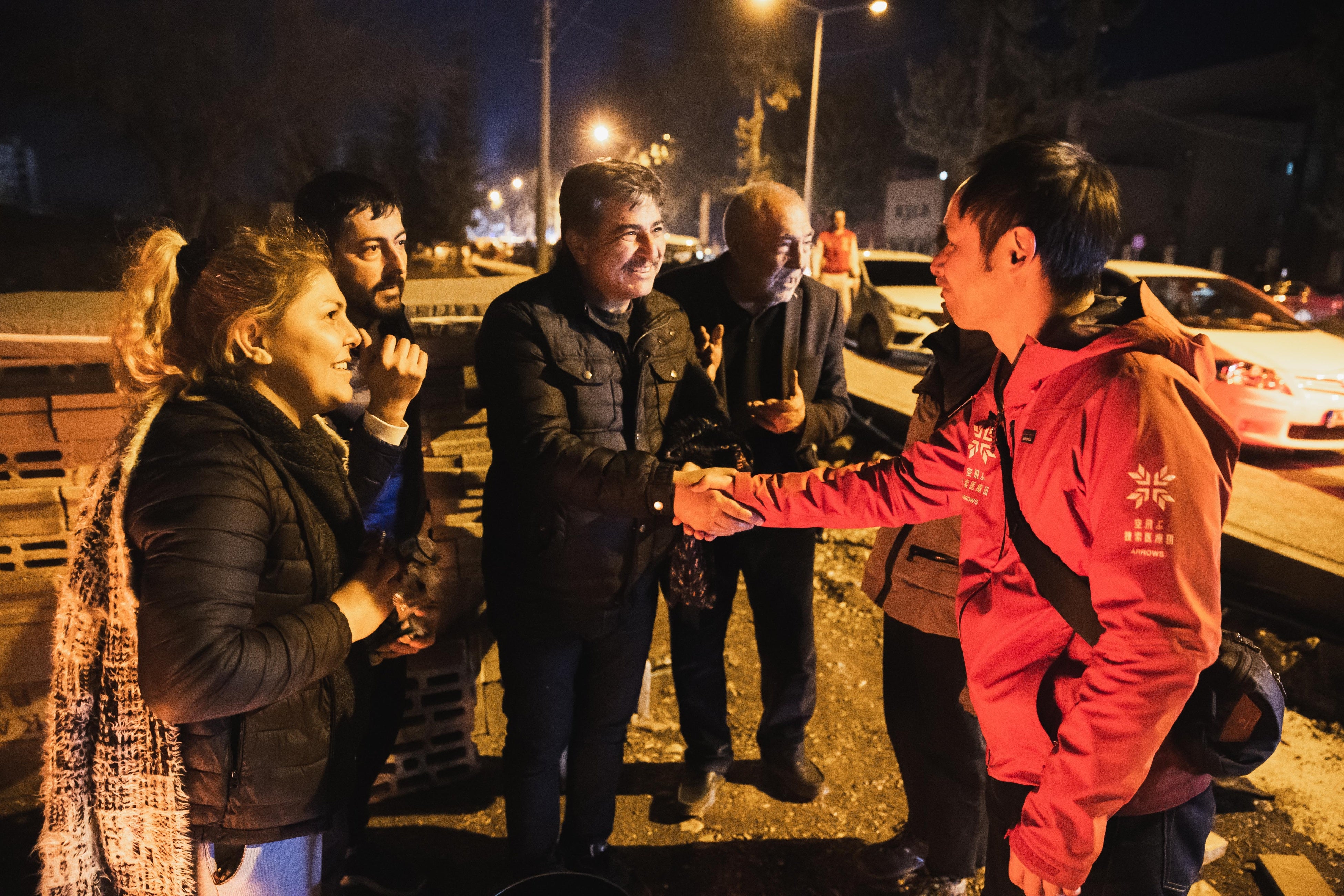 路上で焚火をして暖を取っていた被災者の方と