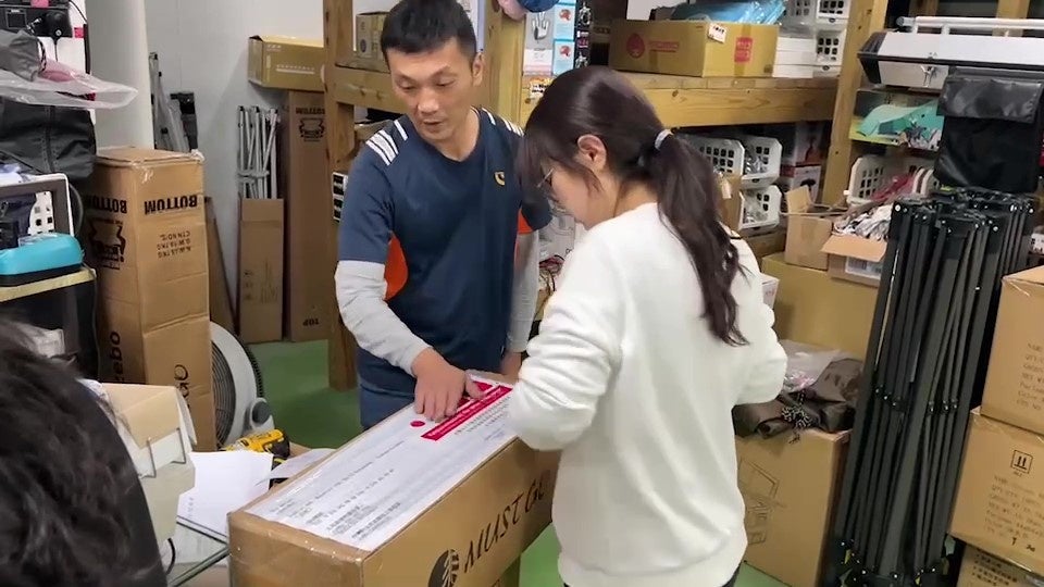 発送するテントを梱包する台湾の企業の方々