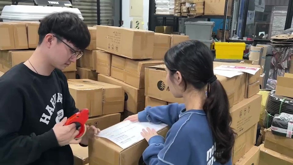 発送するテントを梱包する台湾の企業の方々