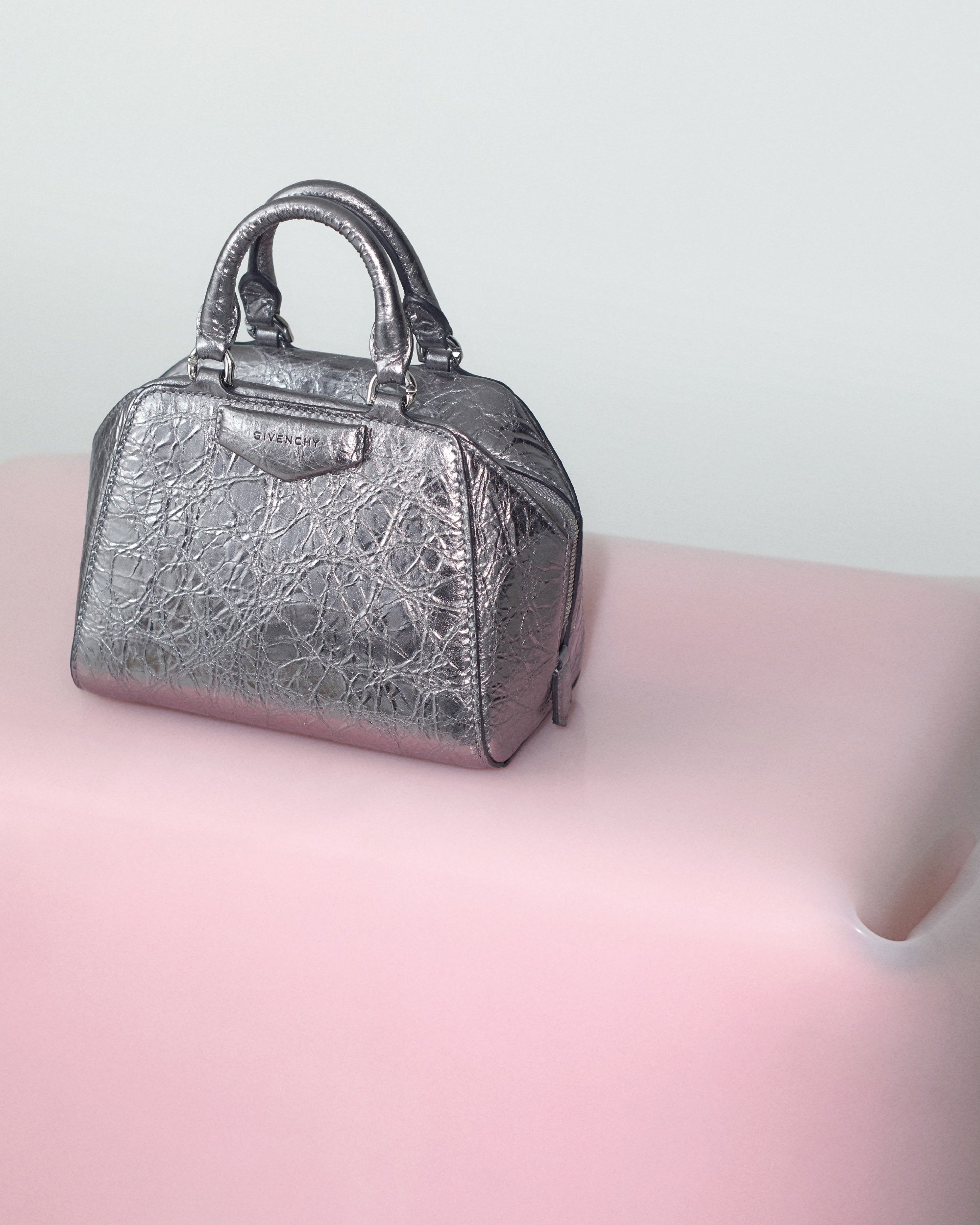 ジバンシィの新作バッグ『アンティゴナ キューブ』が発売 | LVMH