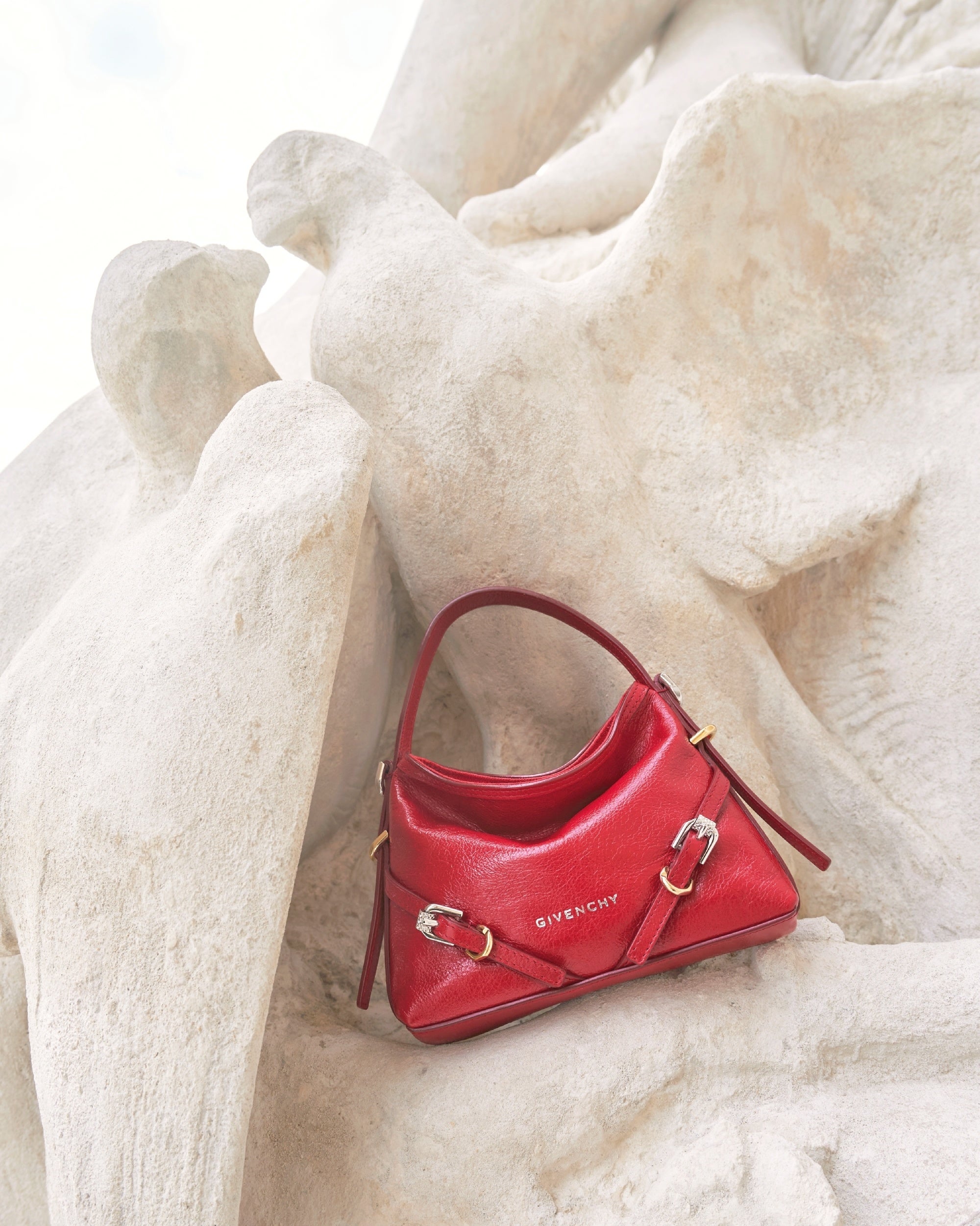 GIVENCHY ヴォワイユー バッグ ミニ　BIOTOP Balenciaga ジバンシィからコンパクトな新作バッグ『ナノ ヴォワイユー』が